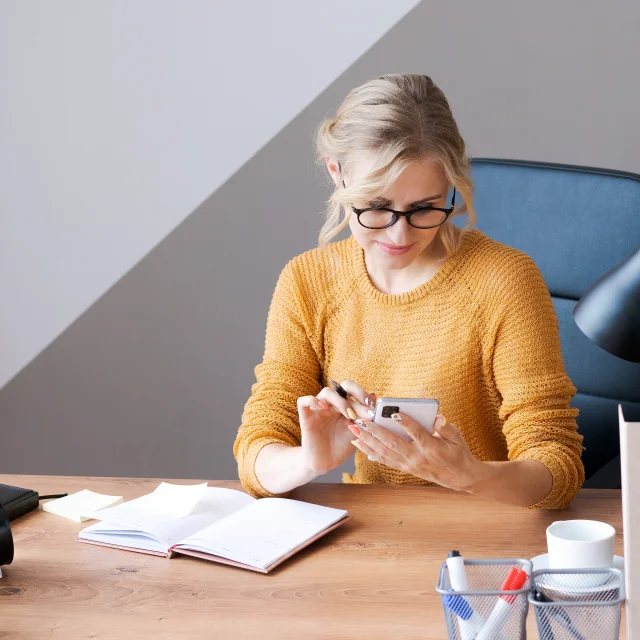 Personne consultant sont smartphone